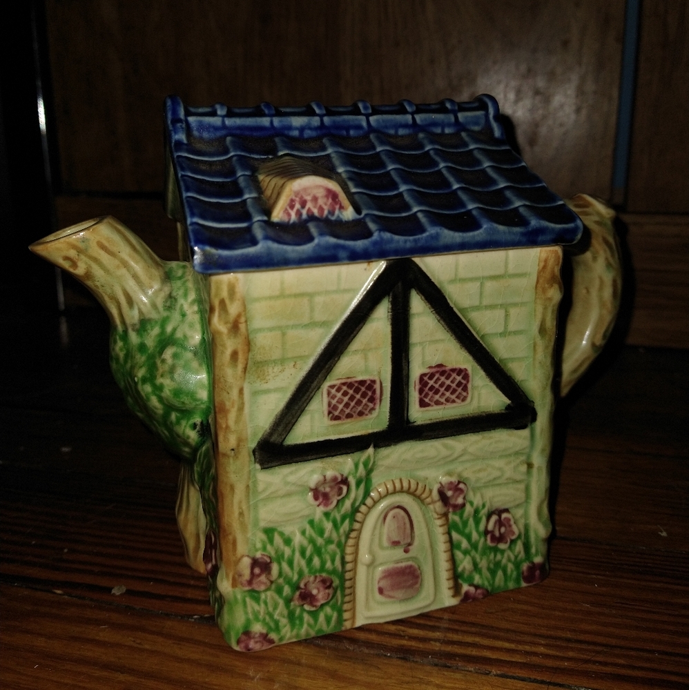Ceramic house tea pot